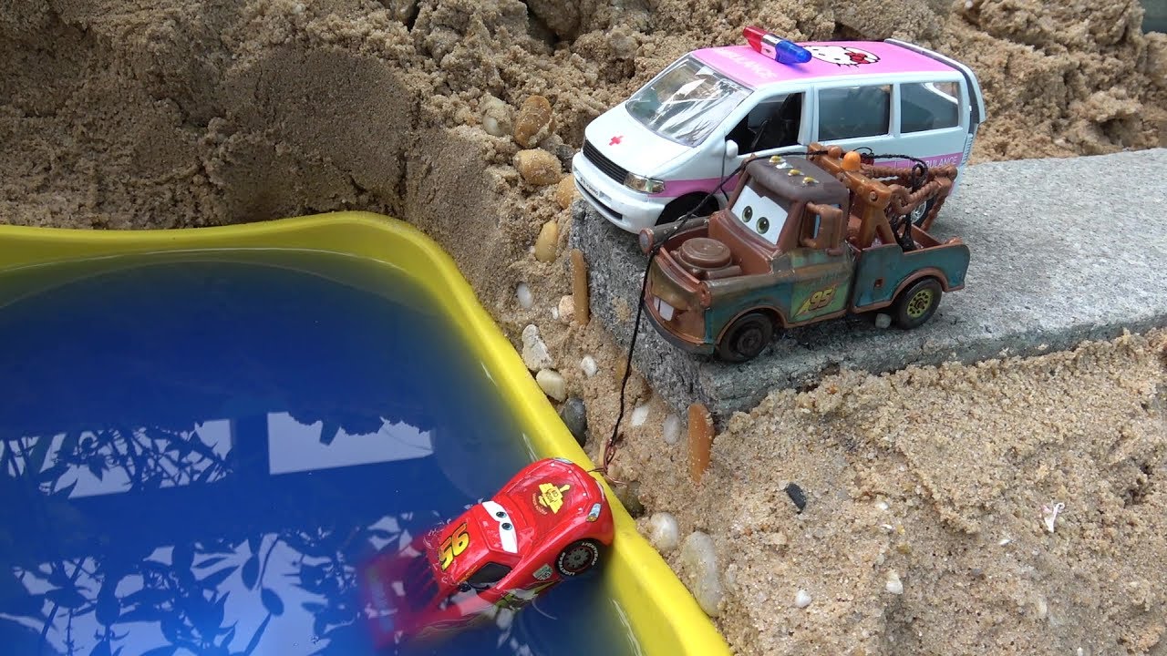 Lightning McQueen falls into the water! Hello Kitty Ambulance, Tow Mater rescue Cars toys play 