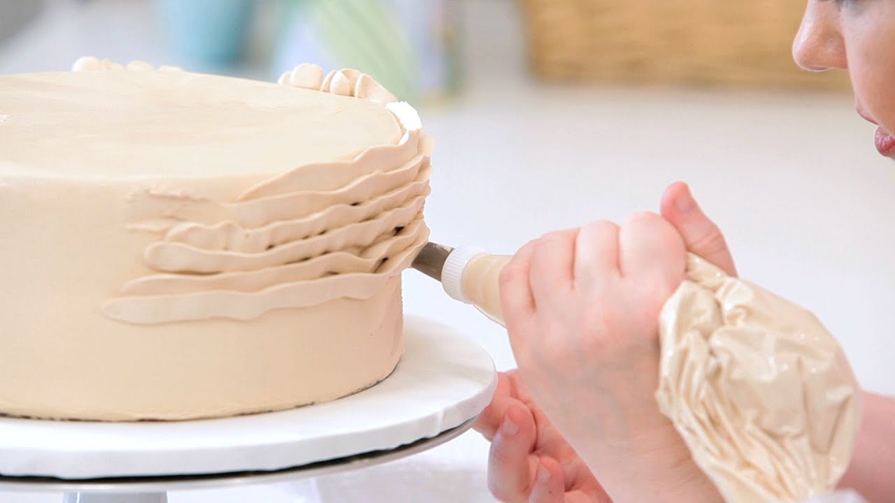How to Pipe Ruffles on a Cake 