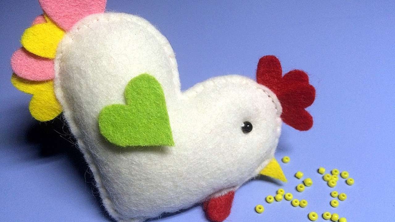 How To Make A Felt Valentines Chicken - DIY Crafts Tutorial - Guidecentral 