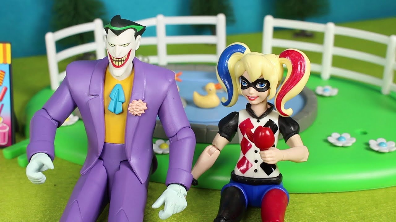 Harley Quinn queda con el Joker en el parque | Superheroes Juguetes en Español 