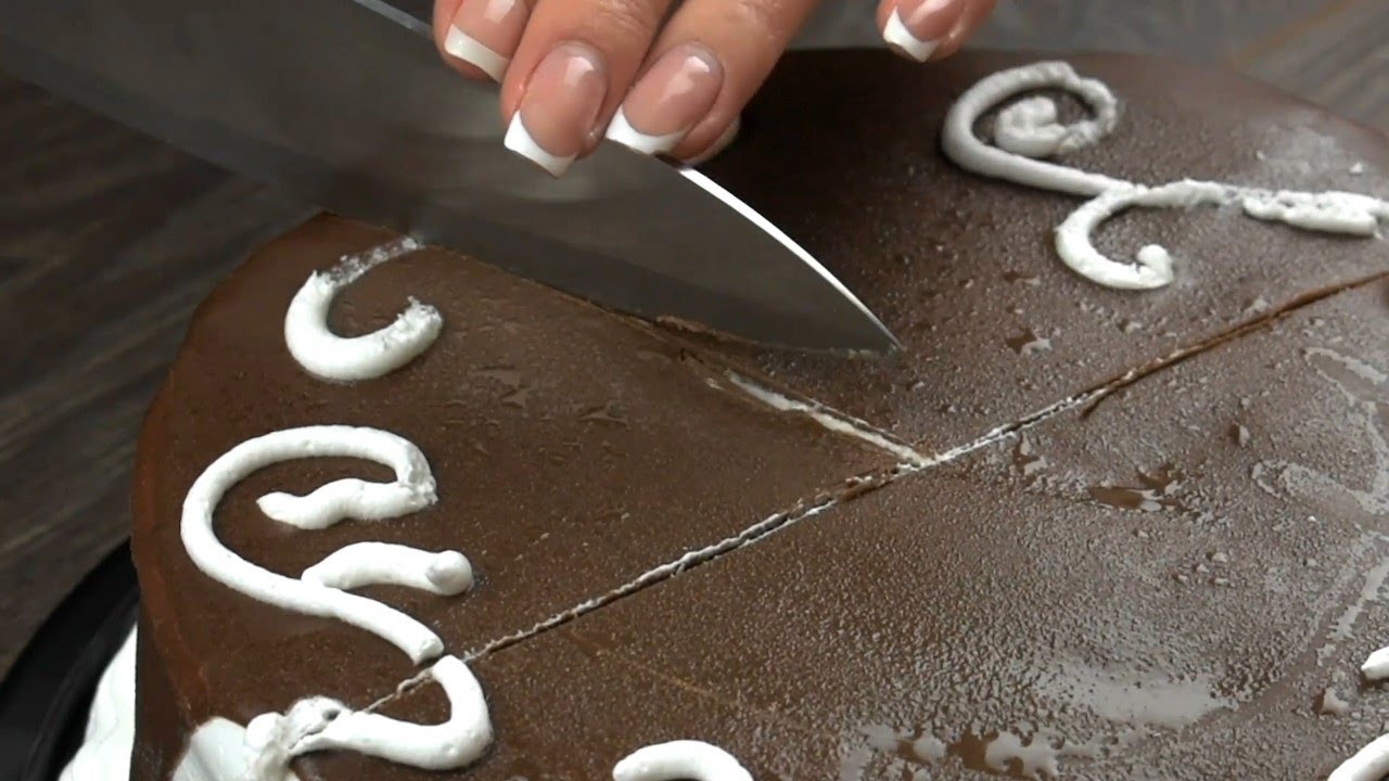 How to Cut a Round Cake (4 Ways) 