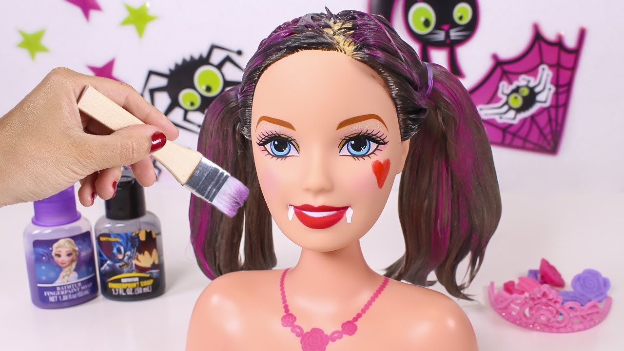 ? BARBIE PEINADOS ? Barbie se disfrazarla de Draculaura de Monster High | Barbie muñecas en español 