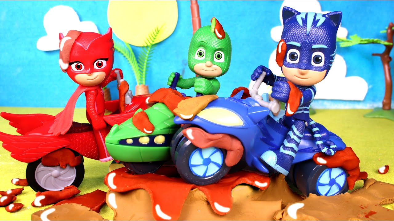 PJ MASKS juegan con las motos en el barro 🛵💦🐾 Vídeos para niños